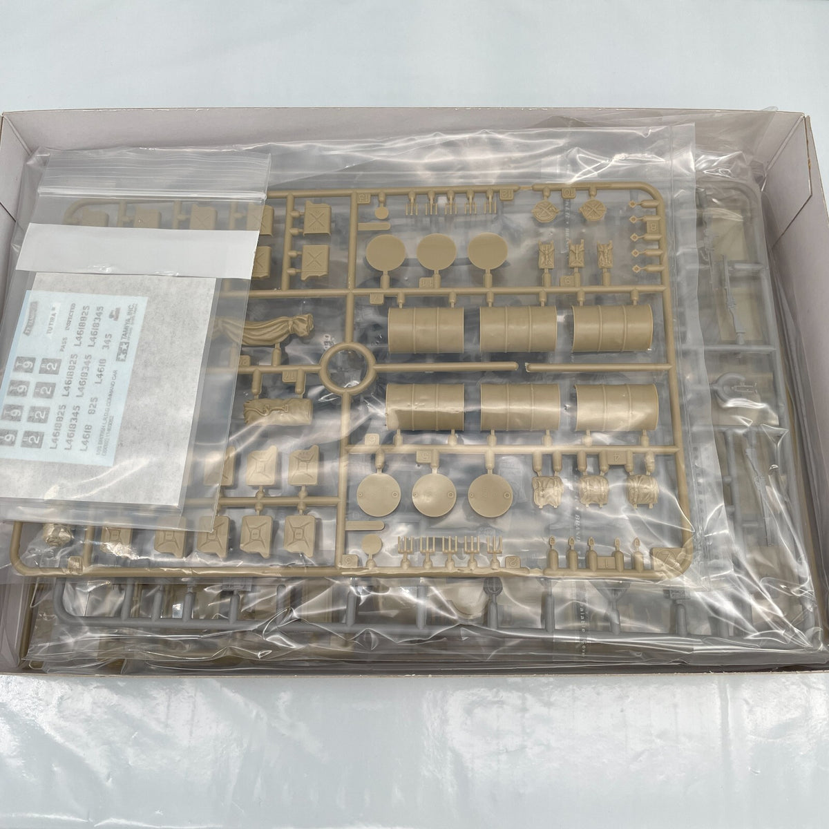 TAMIYA 1/35 plastic model British LRDG command car North African front & 7 dolls