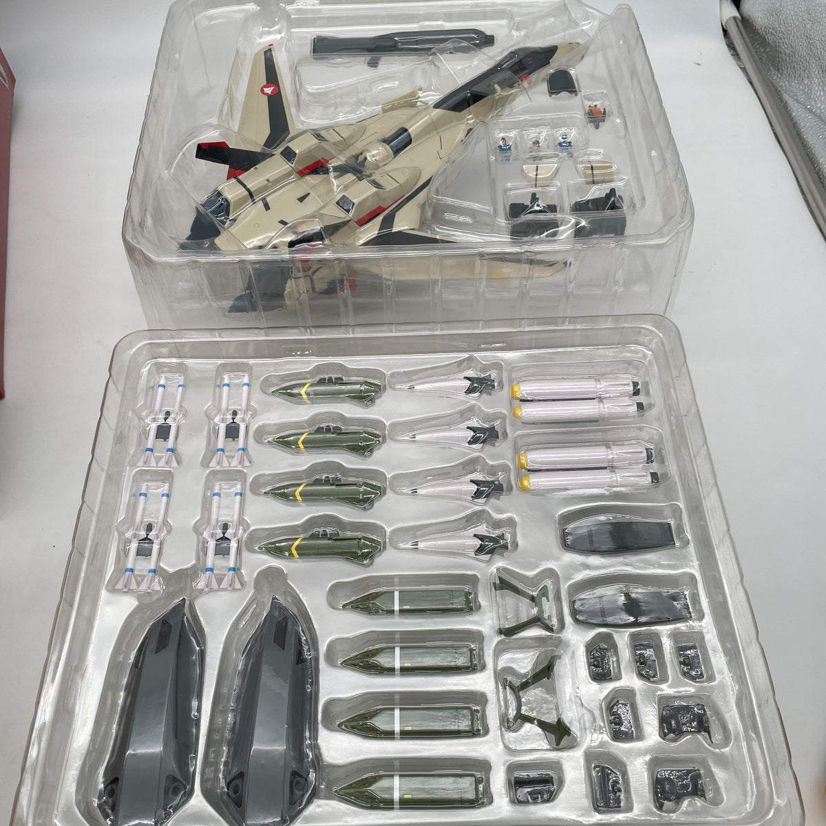 Macross Plus 1/60 Perfect deformation YF-19 with Fast Pack Action Figure Arcadia