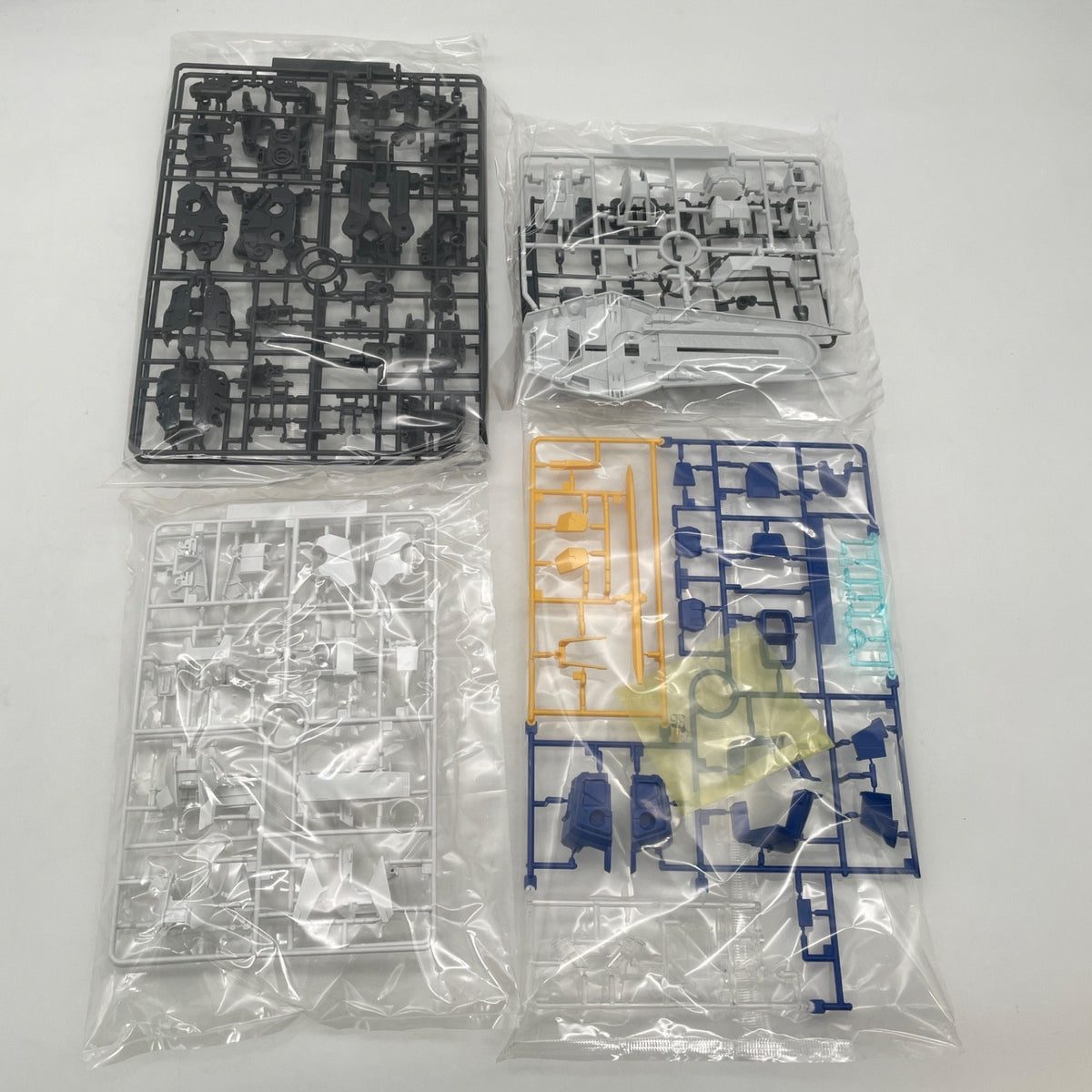 PG 1/60 GAT-X105 Mobile Suit Gundam SEED Strike Gundam Plastic Model BANDAI
