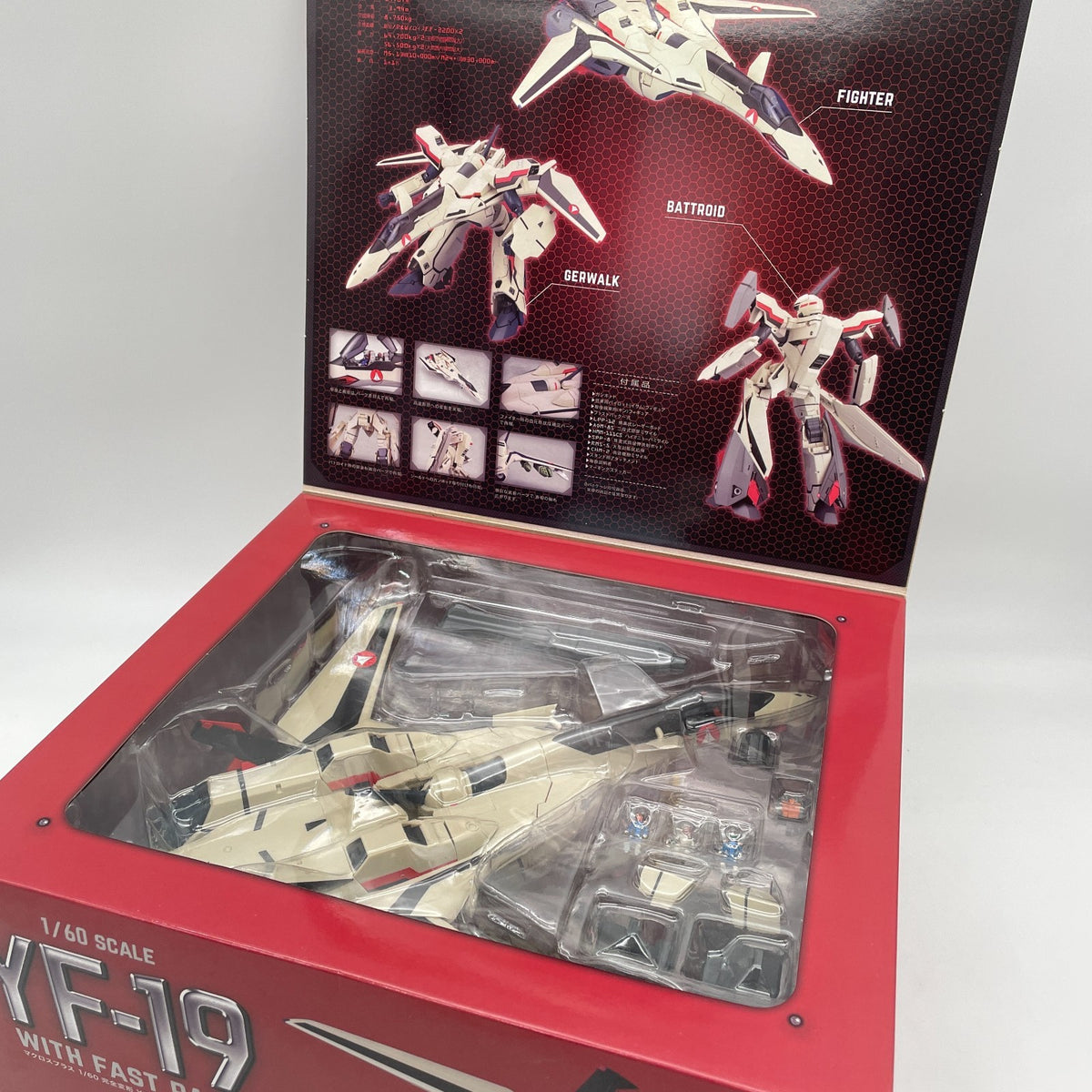 Macross Plus 1/60 Perfect deformation YF-19 with Fast Pack Action Figure Arcadia