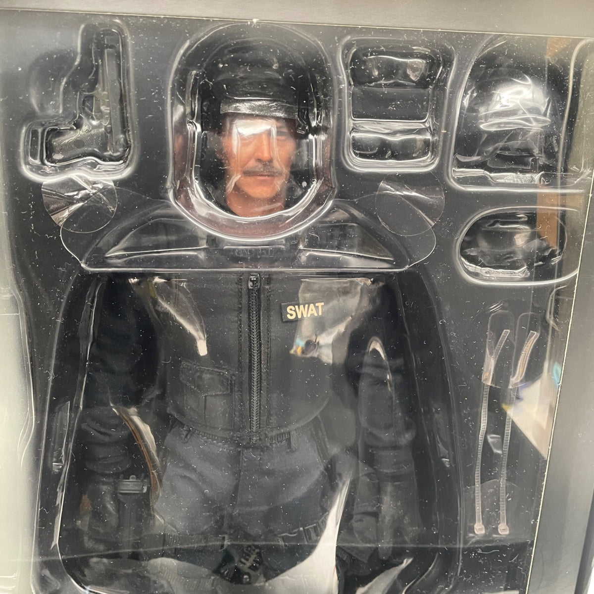 Hot Toys The Dark Knight 1Jim Gordon GCPD S.W.A.T Suit Ver. 1/6 Figure