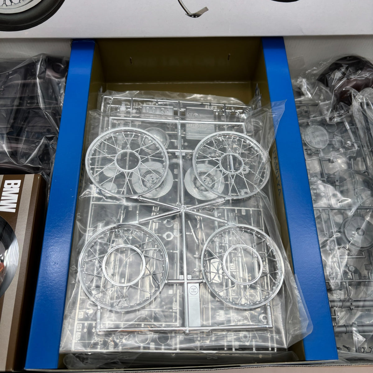 Tamiya Bike BMW R90S 1/6 scale Motorcycle Series Plastic Model Kit