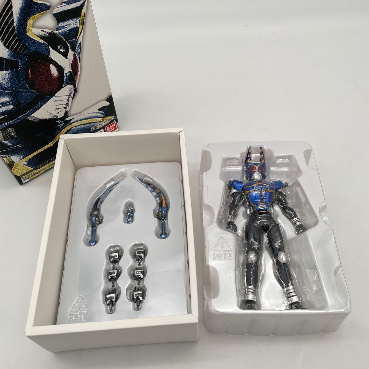 S.H.Figuarts Shinkocchou Seihou Kamen Rider Gatack Rider Form BANDAI