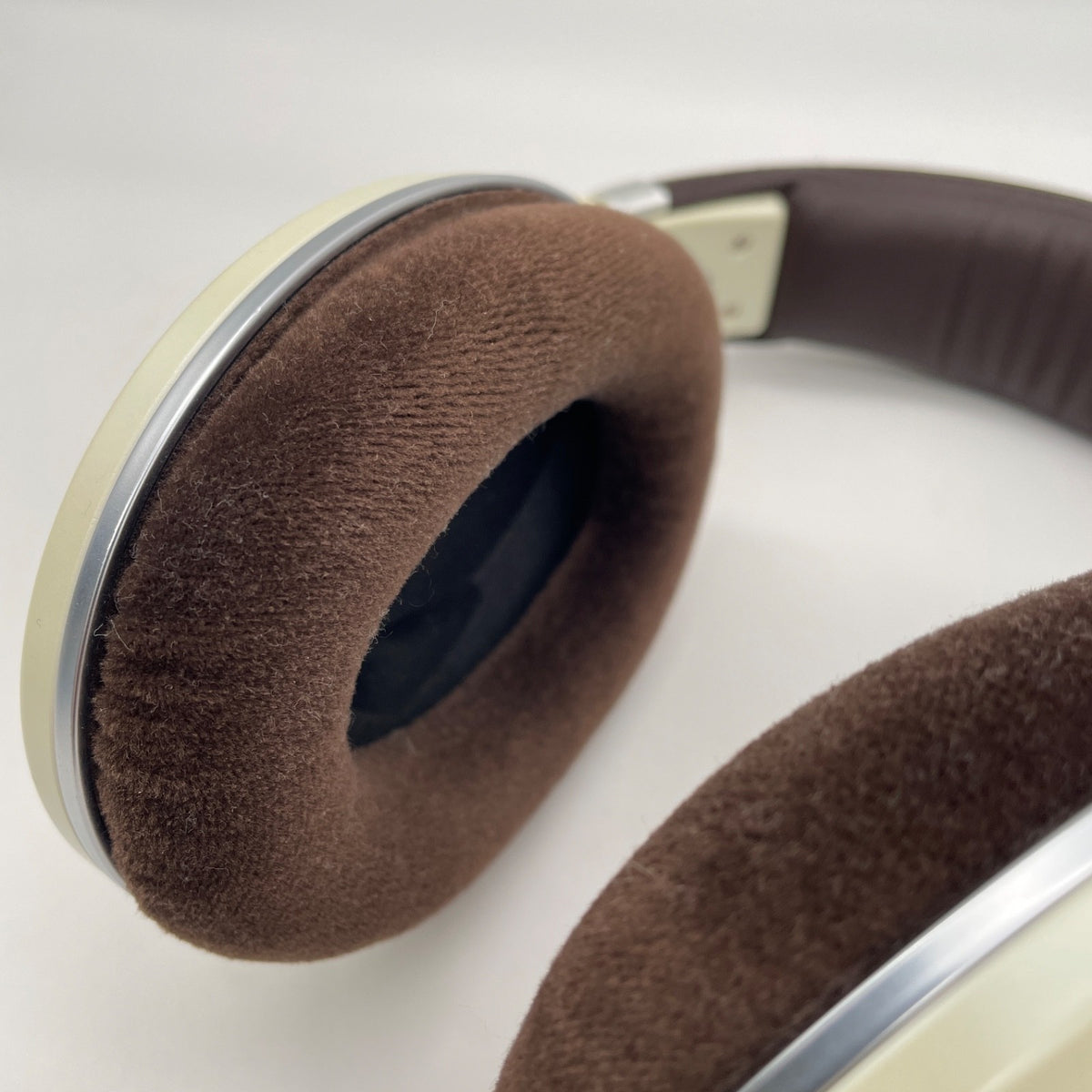 SENNHEISER HD-599 Premium Headband Headphone ivory